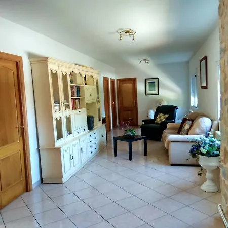 Spacious House With Garden In - Family-friendly Semesterbostad