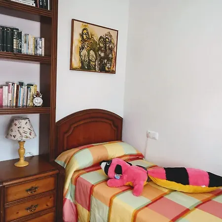 Semesterbostad Spacious House With Garden In - Family-friendly *