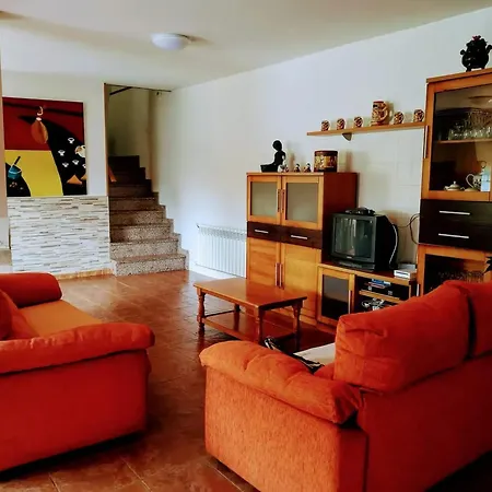 Semesterbostad Spacious House With Garden In - Family-friendly *