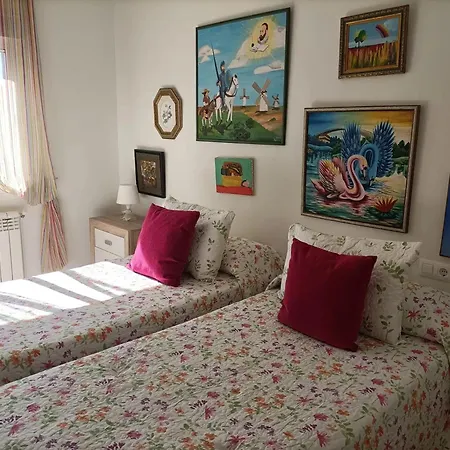 Spacious House With Garden In - Family-friendly Semesterbostad