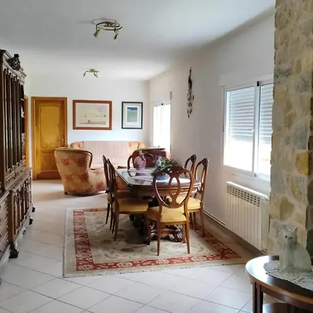 Spacious House With Garden In - Family-friendly Hébergement de vacances