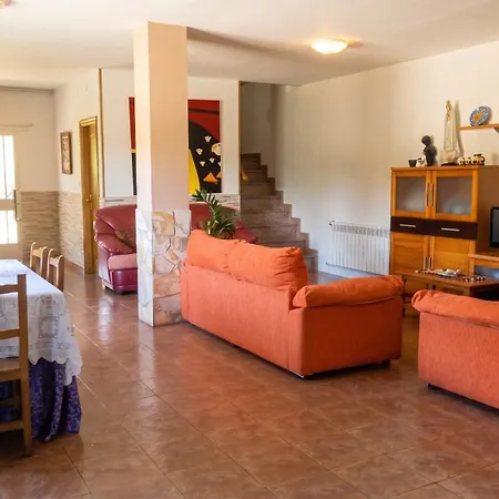 Tatil Evi Spacious House With Garden In - Family-friendly