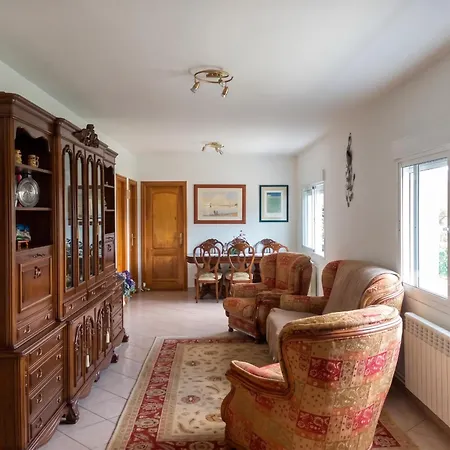 Spacious House With Garden In - Family-friendly *