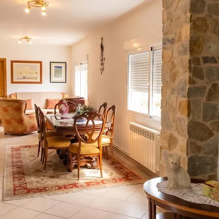 Tatil Evi Spacious House With Garden In - Family-friendly