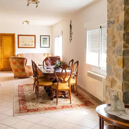 Tatil Evi Spacious House With Garden In - Family-friendly *